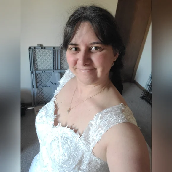 Classic White Lace A-Line Wedding Dress with Floral Detail - Picture 3 of 10